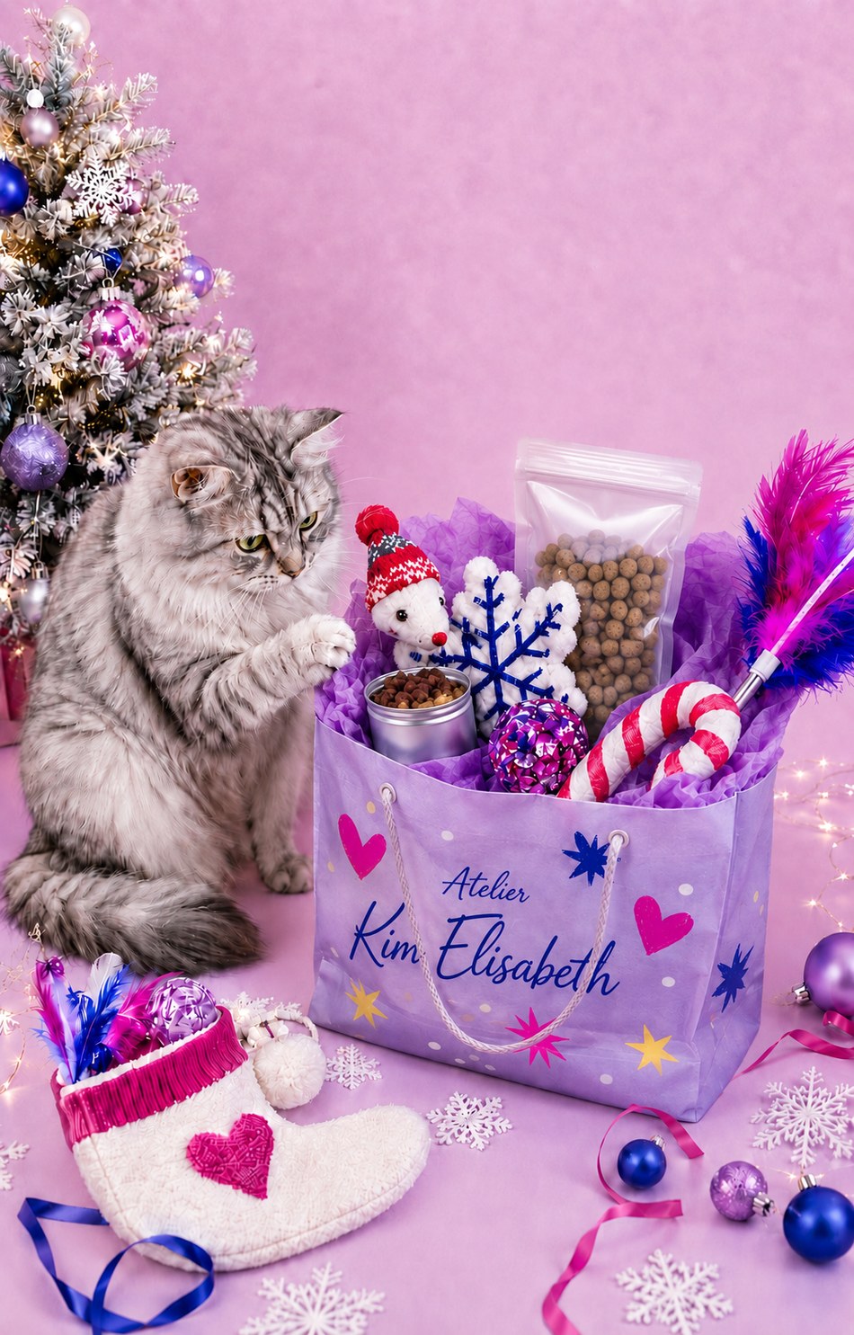 Zilvergrijze kat naast een lila kerstpakket voor katten