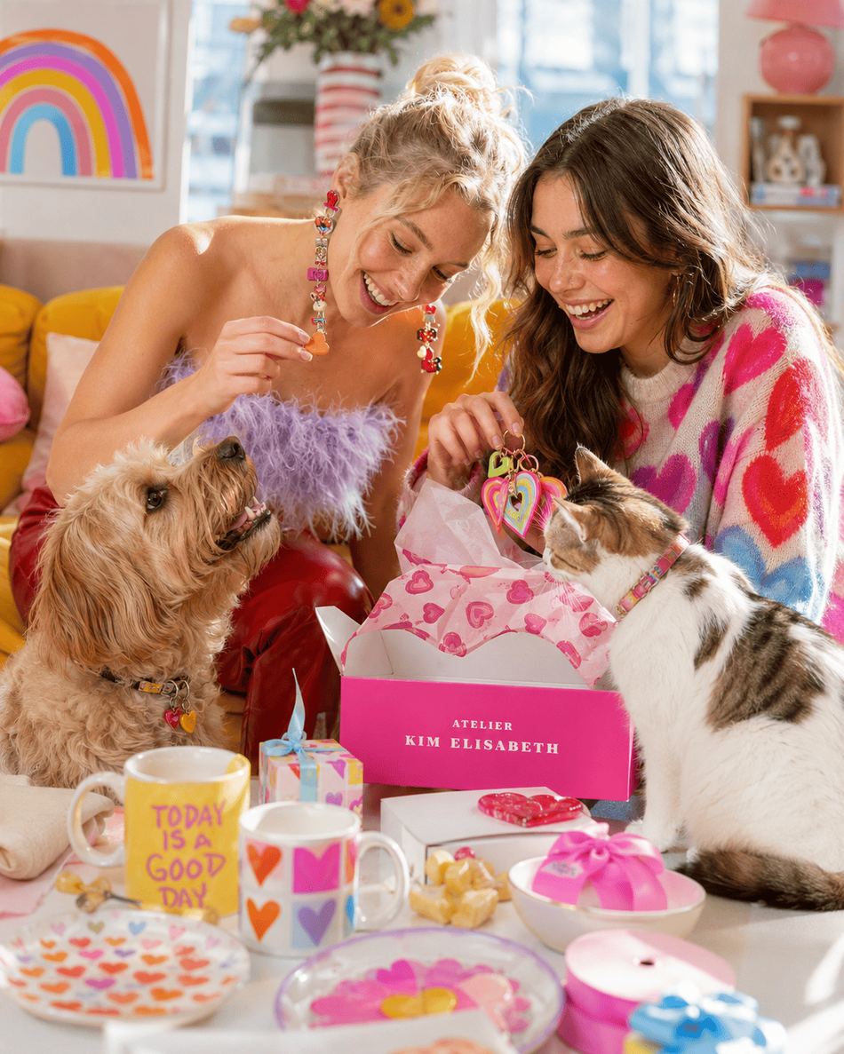 Vriendinnen pakken een roze cadeaubox uit